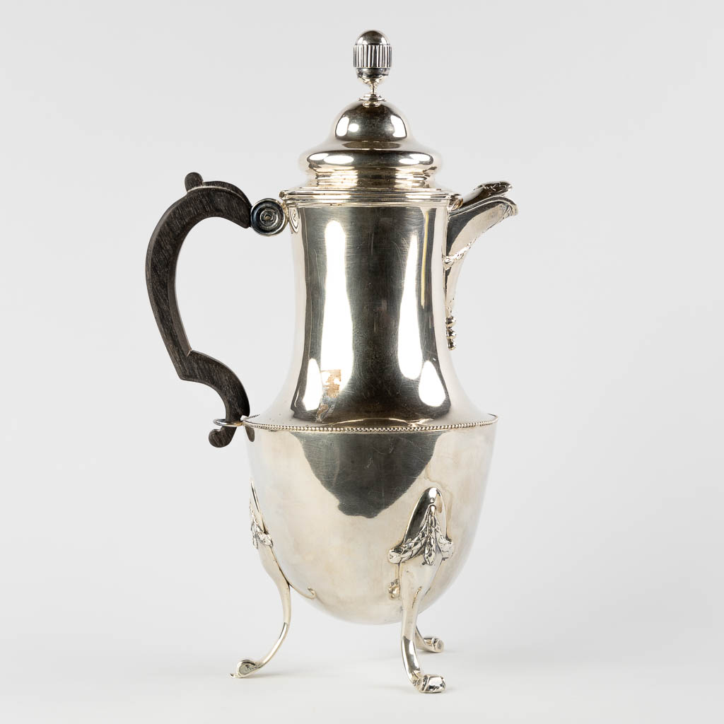 Een antieke zilveren koffiekan, Ieper, België. 1787. Henri Boeys. (L:14 x W:20,5 x H:35 cm)