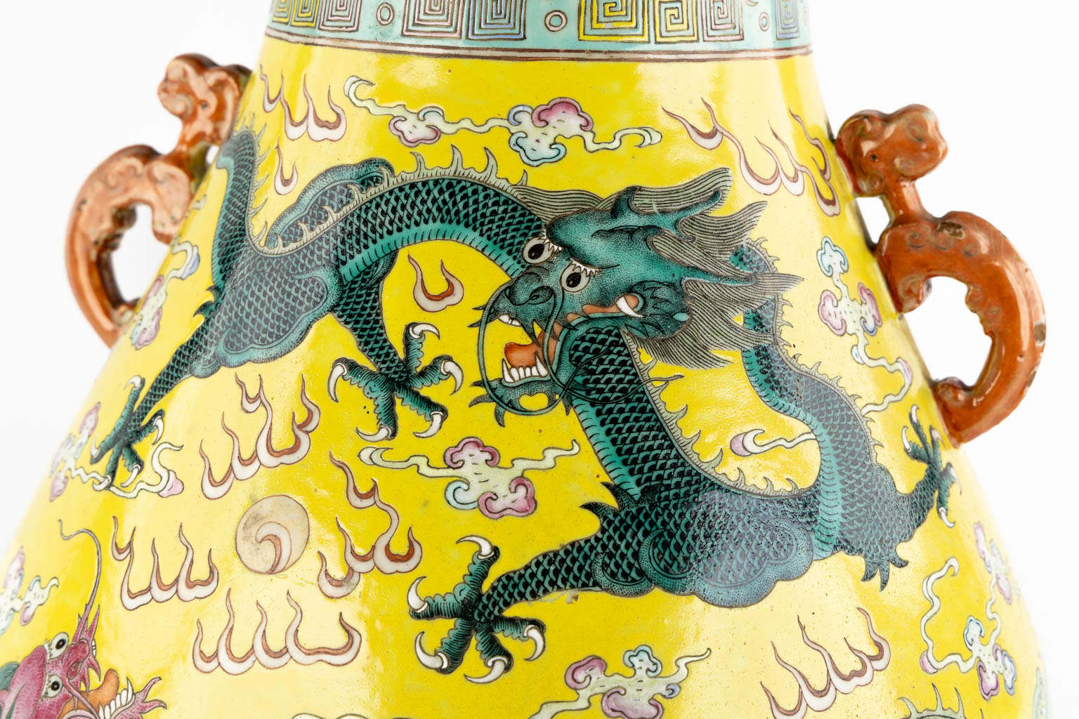 A large yellow Chinese vase with a dragon decor, Kangxi mark, 19th C. (H:47 x D:37 cm)