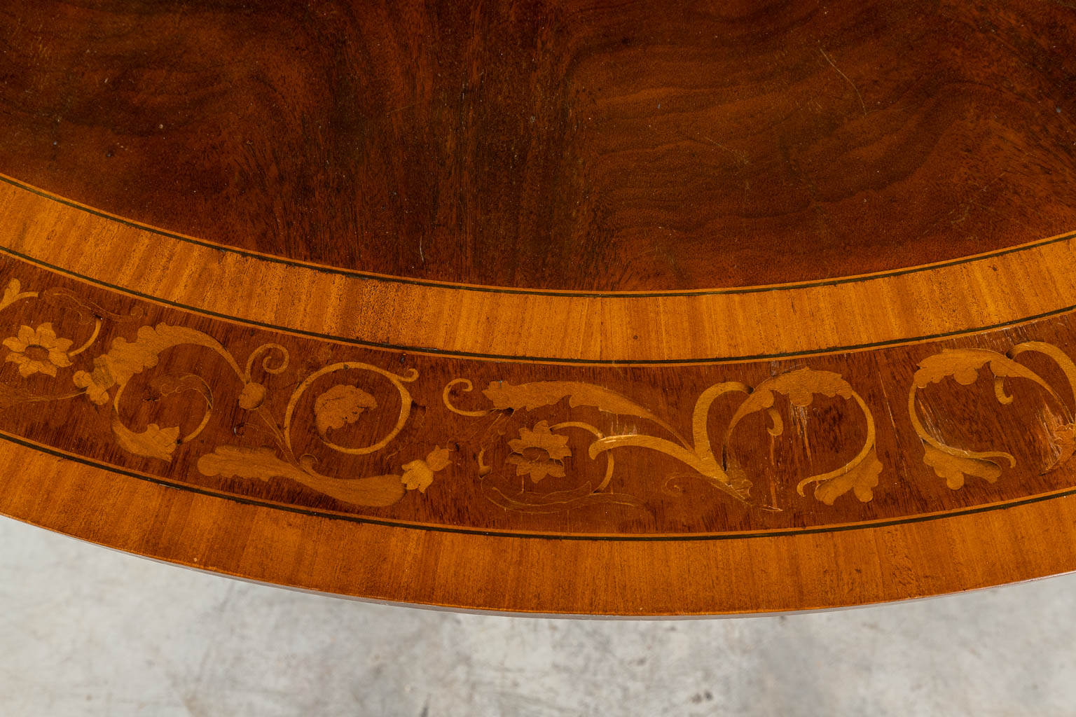 An exceptionally large round table with a marquetry veneer top. (H:77 x D:183 cm)