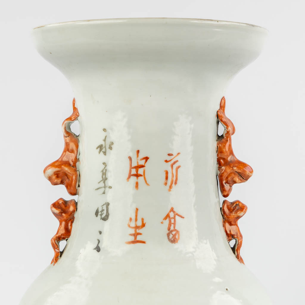 Een Chinese vaas en gemberpot, decor van dames en bonsai. 19de/20ste eeuw. (H:42,5 x D:19 cm)