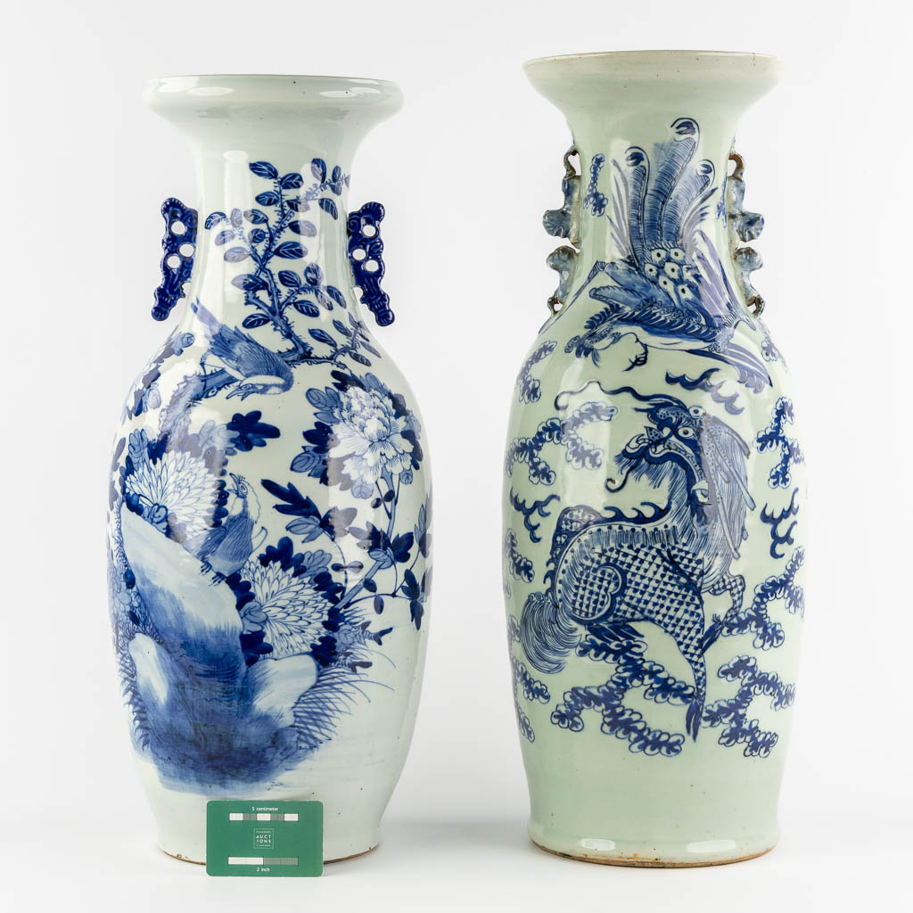 Twee Chinese vazen, blauw-wit decor met een draak, Fenix en Fauna, Flora. (H:60 x D:21 cm)