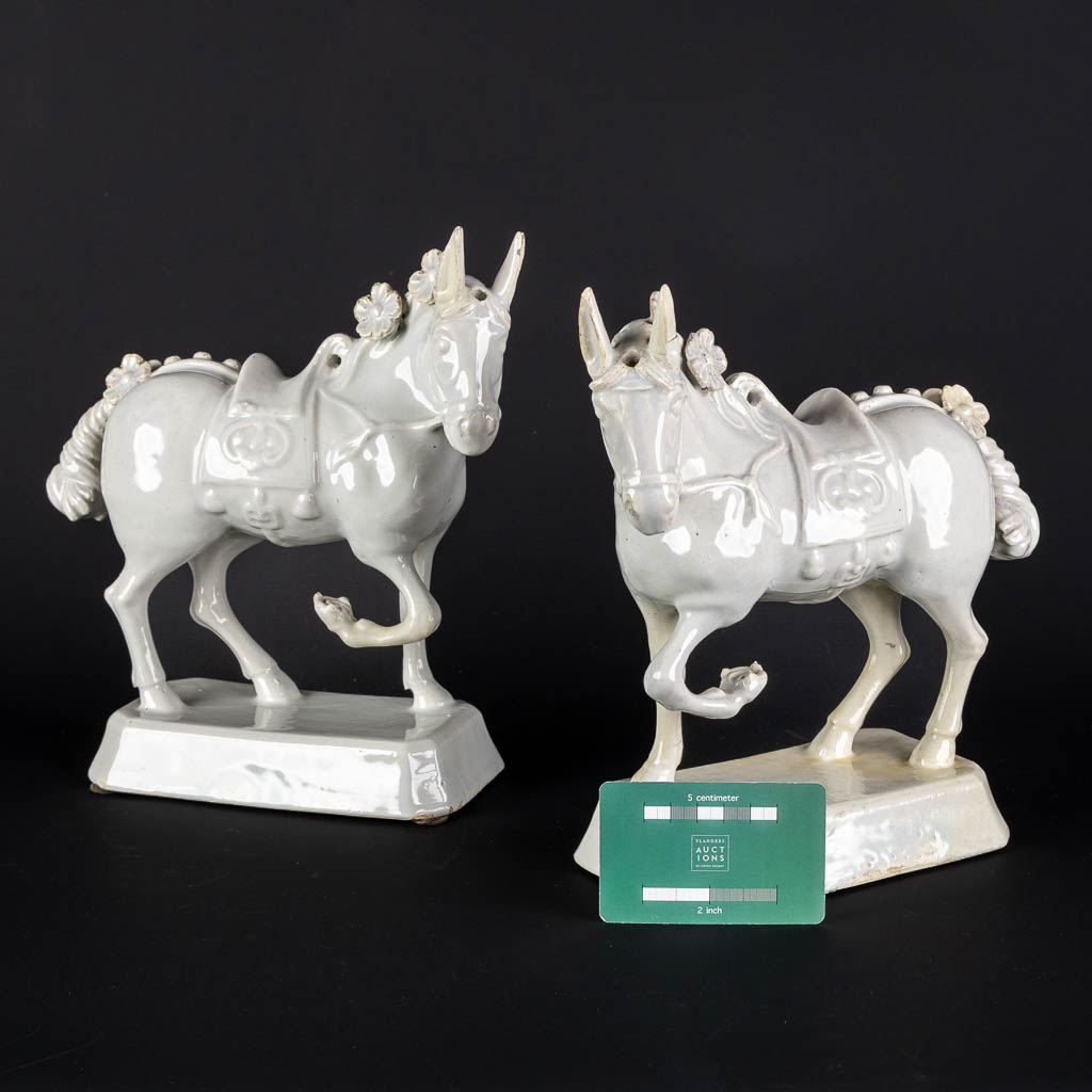 Delft, a pair of horses. 18th/19th C. (L:10 x W:23 x H:25 cm)