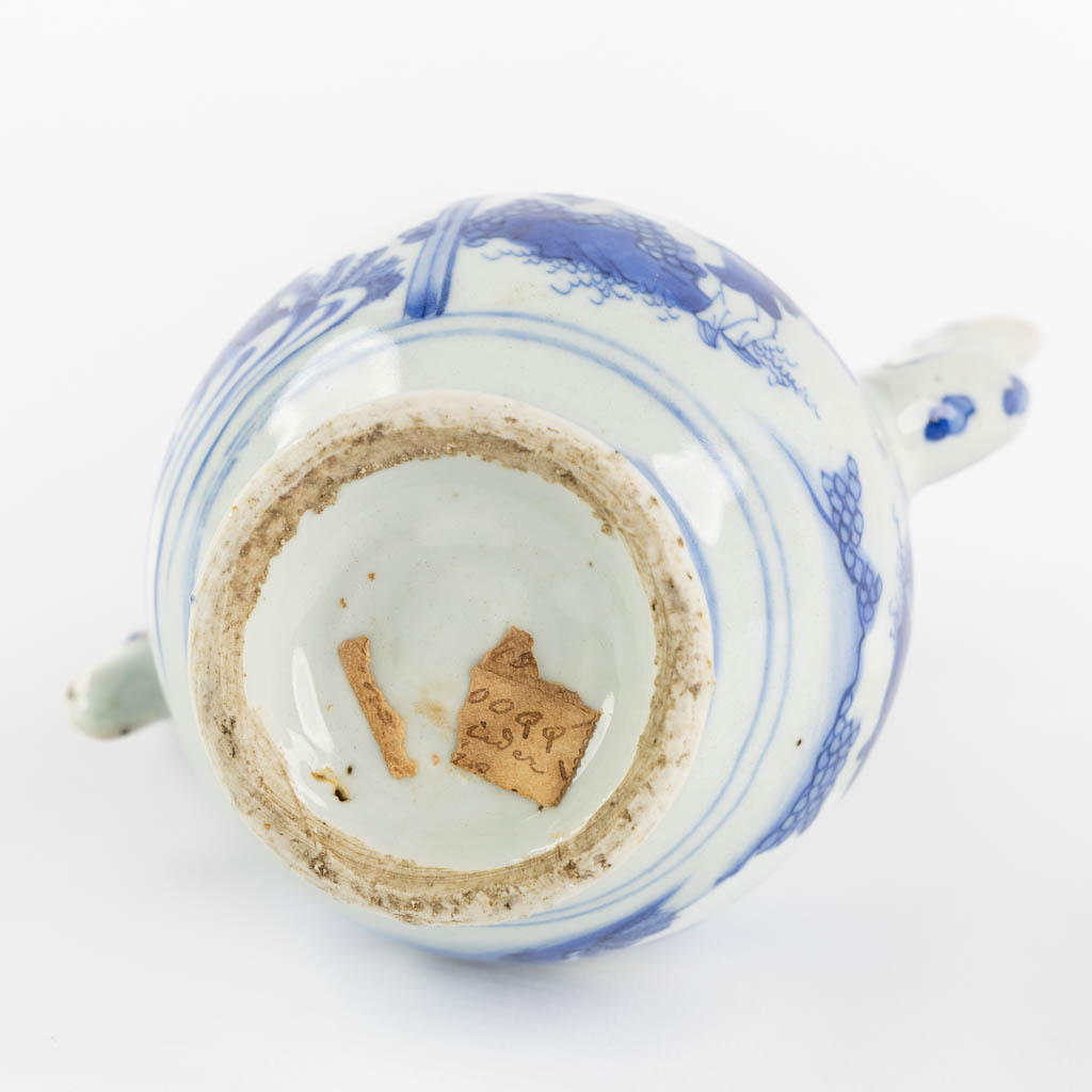 Een Chinese blauw-witte schenkkan of theepot, transitieperiode, 18de eeuw. (L:10 x W:15 x H:20,5 cm)