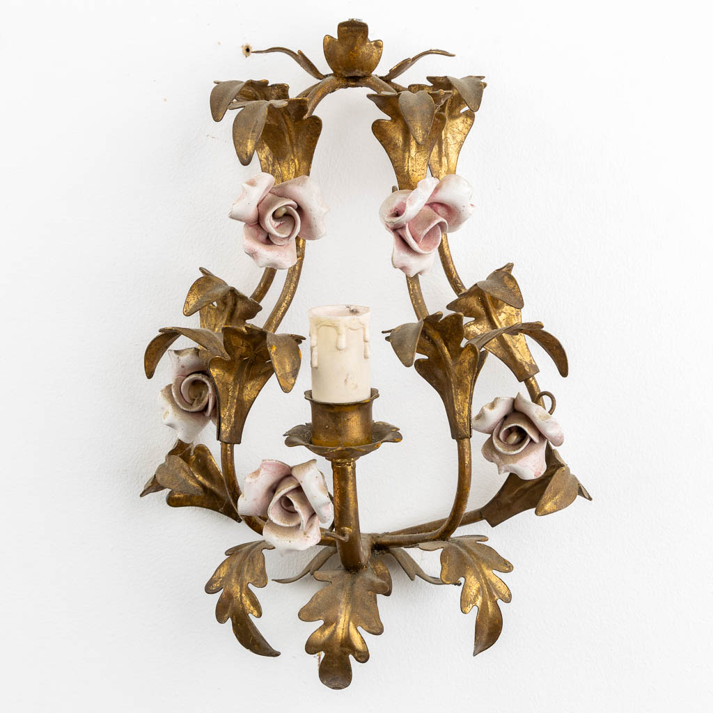 A pair of decorative wall lamps, gilt metal and faience flowers. (W:21 x H:32 cm)