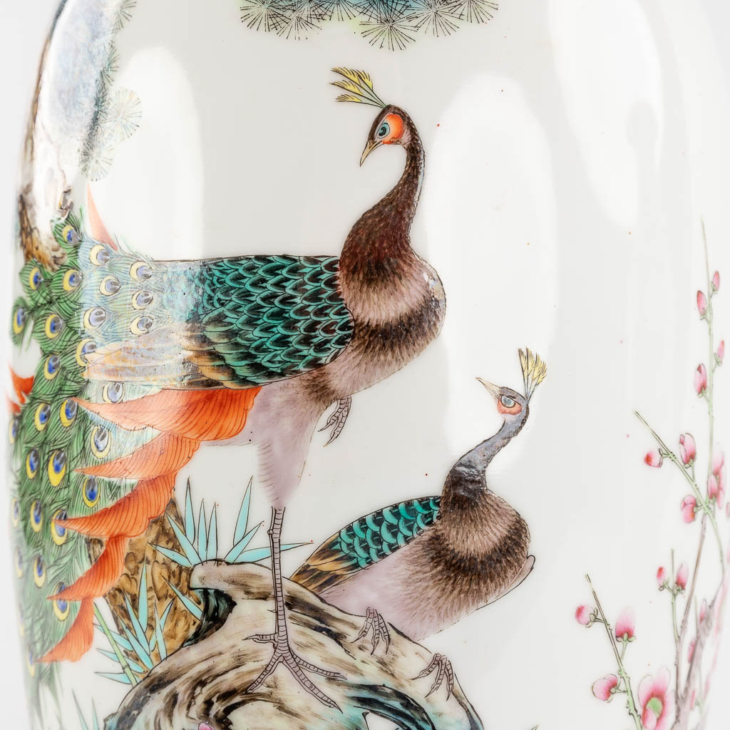 A pair of Chinese vases decorated with peacocks, 20th C. (H:61 x D:25 cm)