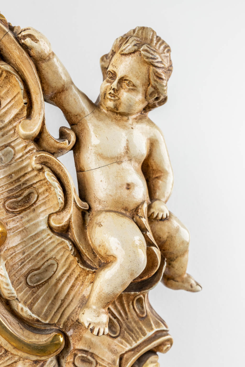 Een antieke spiegel met musicerende putti. 1886. (W: 60 x H: 97 cm)