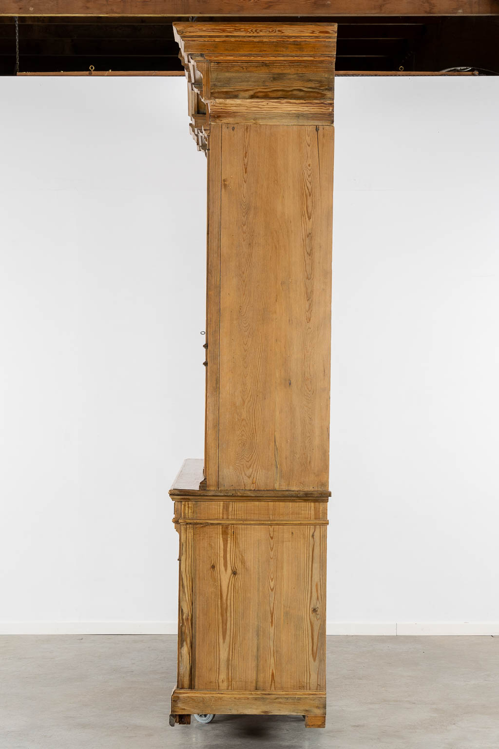 Een grote winkel vitrinekast, Pine, Neoklassiek, 19de eeuw. (L:60 x W:260 x H:288 cm)