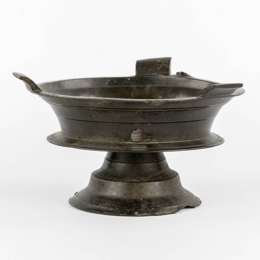 A Rhineland Gothic 'Chafing Dish', brass. Archaeological find, Germany, 15th C. (H:12 x D:21,5 cm)