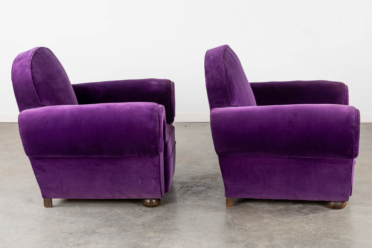 A pair of armchairs with purple fabric upholstry, France, Art Deco. (L:84 x W:109 x H:87 cm)