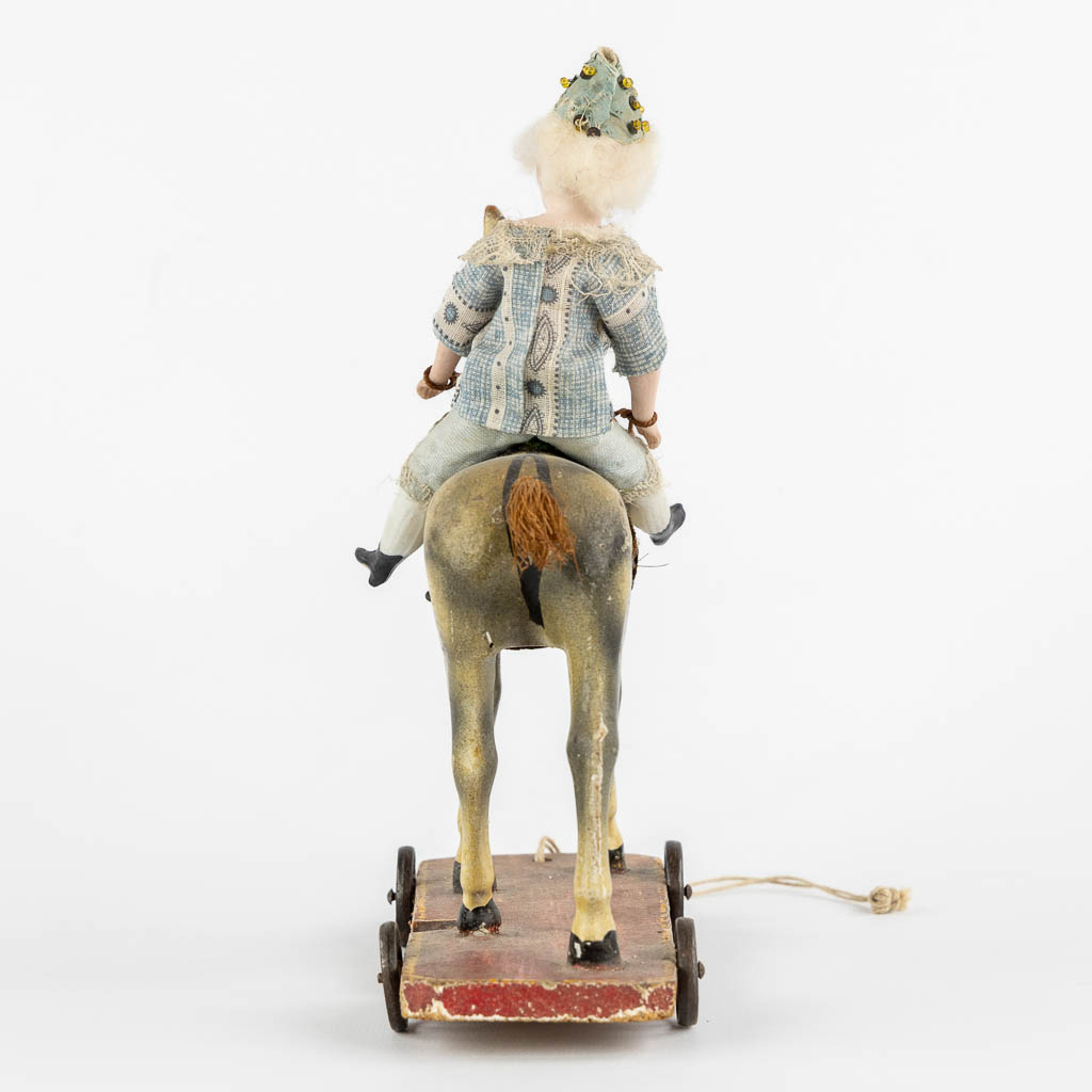 Kinderspeelgoed, een figuur van een Mignonette op een paard, bijgevoegd een Lama. (H:22 cm)