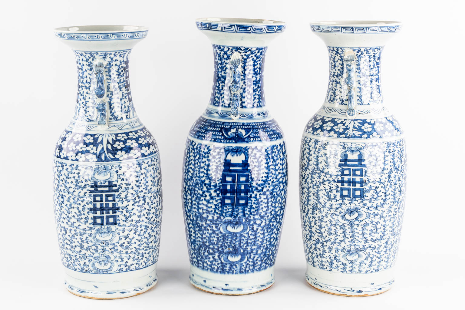 Drie Chinese vazen met een blauw-wit decor en symbolen van geluk. 19de/20ste eeuw.