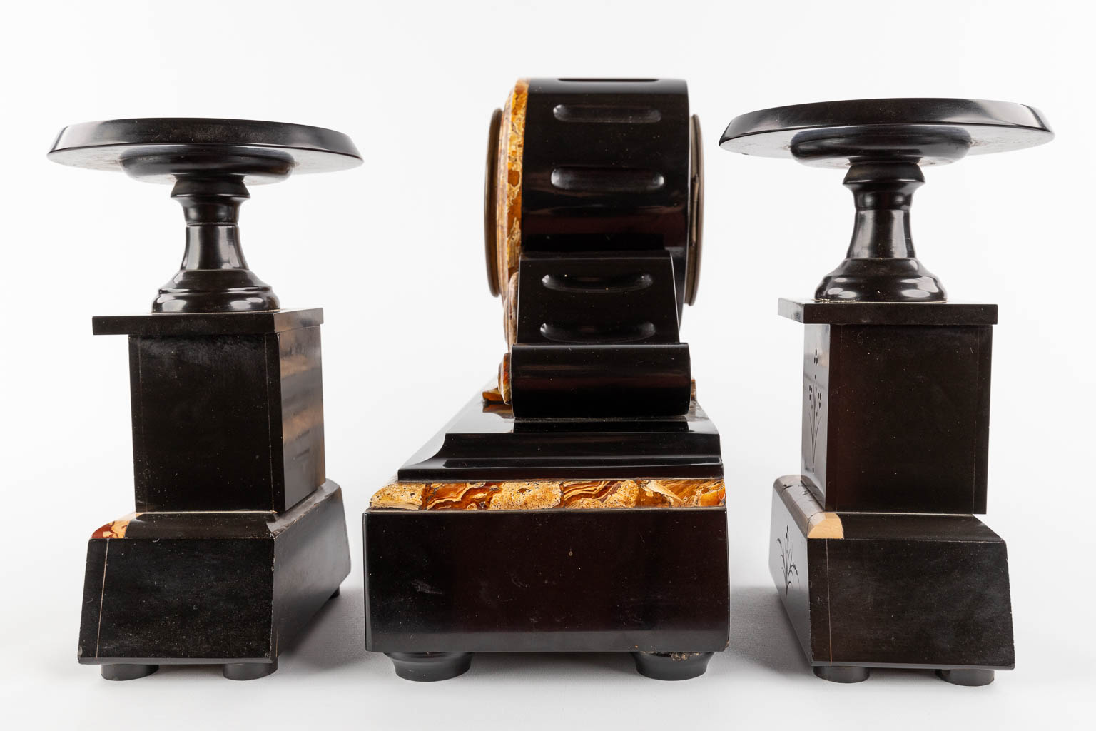 A three-piece mantle garniture clock and side pieces, marble. Circa 1900. (L:15 x W:54 x H:30 cm)