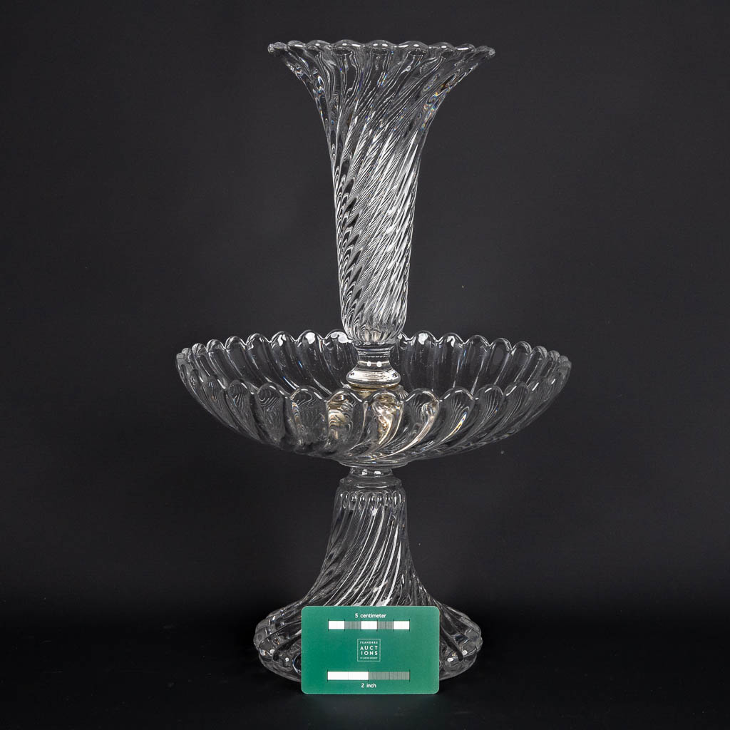 Baccarat, een kristallen tafel middenstuk met trompetvaas. (H:41 x D:26 cm)