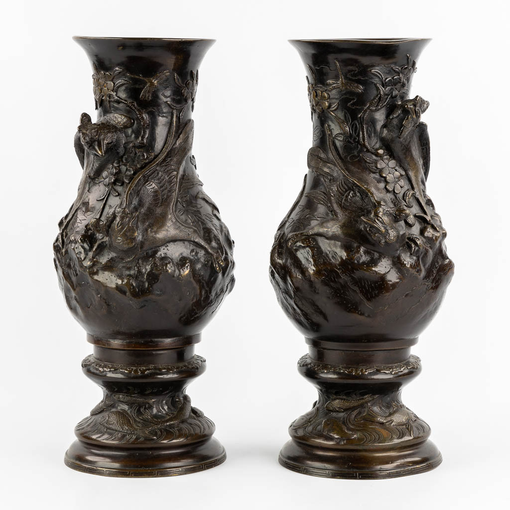 A pair of Japanese bronze vases decorated with fauna and flora. Meji. (H:46 x D:18 cm)