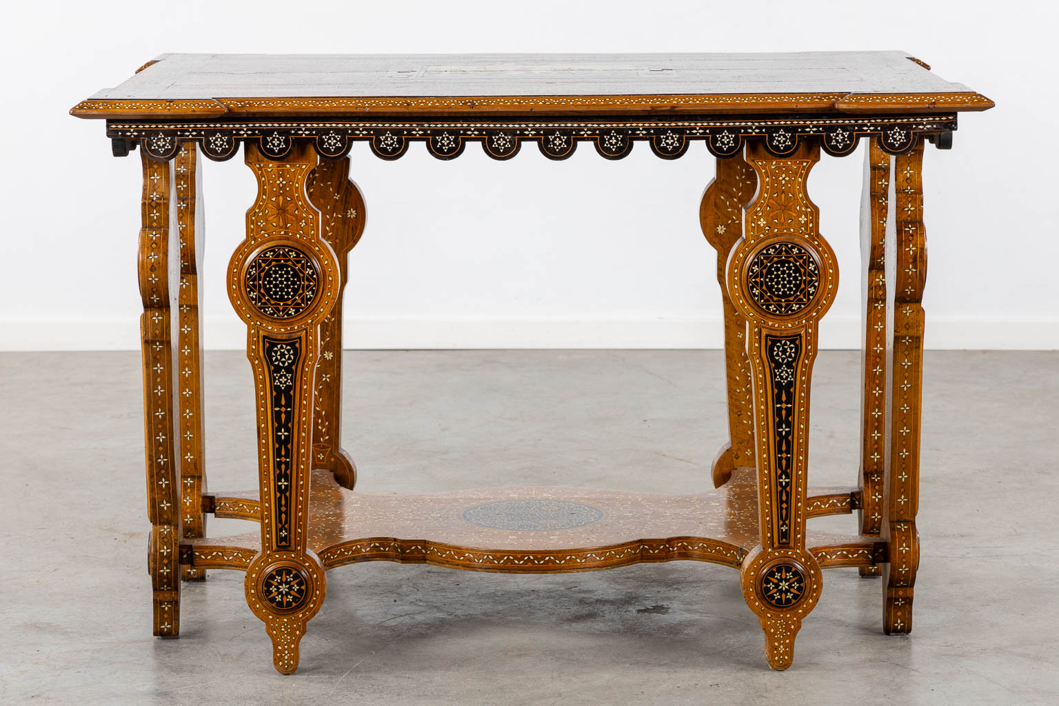 A Syrian table with two matching chairs, Marquetry and copper inlay, 19th C. (L:87 x W:121 x H:80 cm)