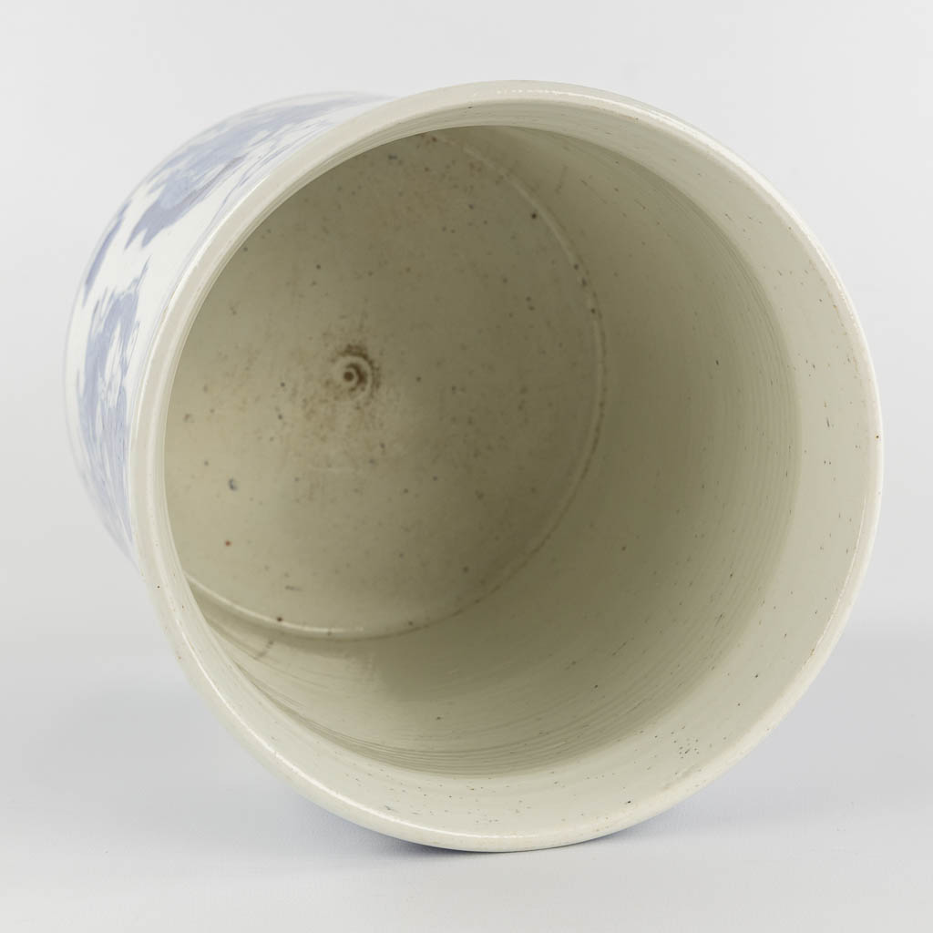 A Chinese blue-white pot, decorated with wise men. 19th C. (H:22 x D:20 cm)