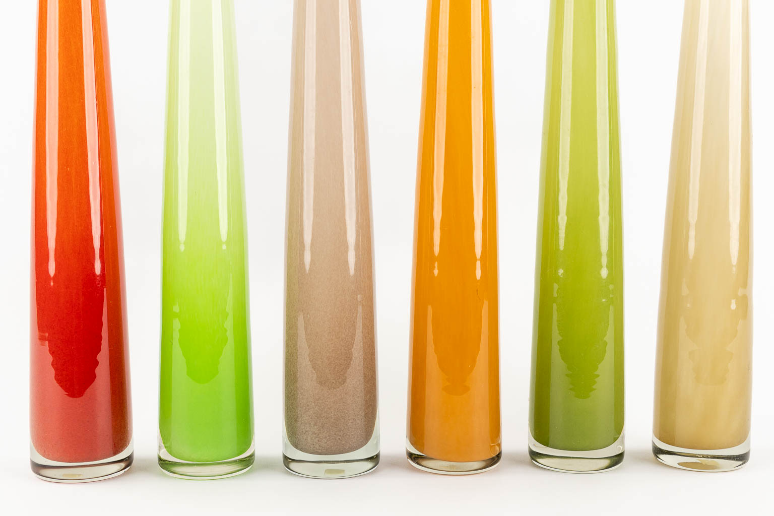 Zes hoge vazen, gekleurd glas, Leerdam, Nederland. (H:60 x D:6,5 cm)