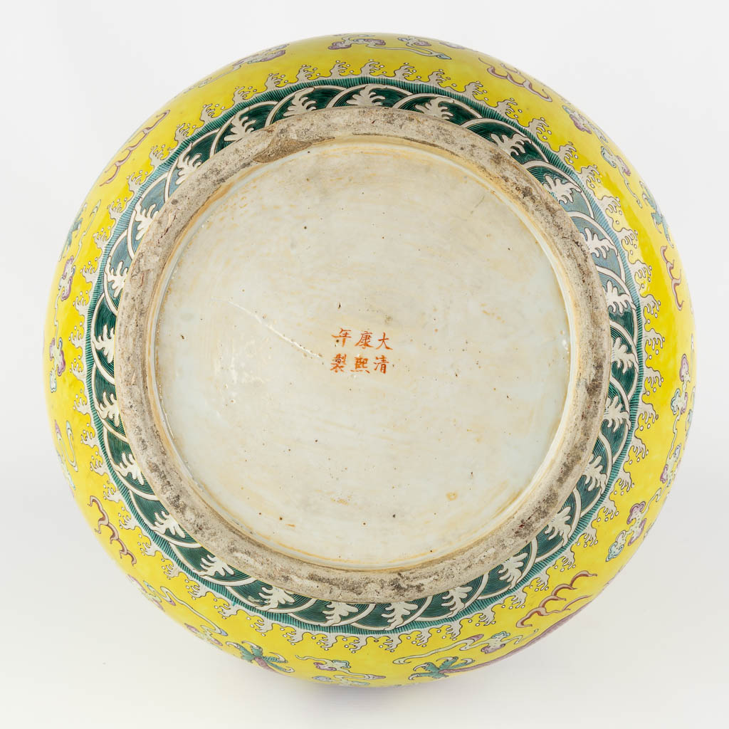 Een grote gele Chinese vaas met drakendecor, Kangxi merk. 19de eeuw. (H:47 x D:37 cm)