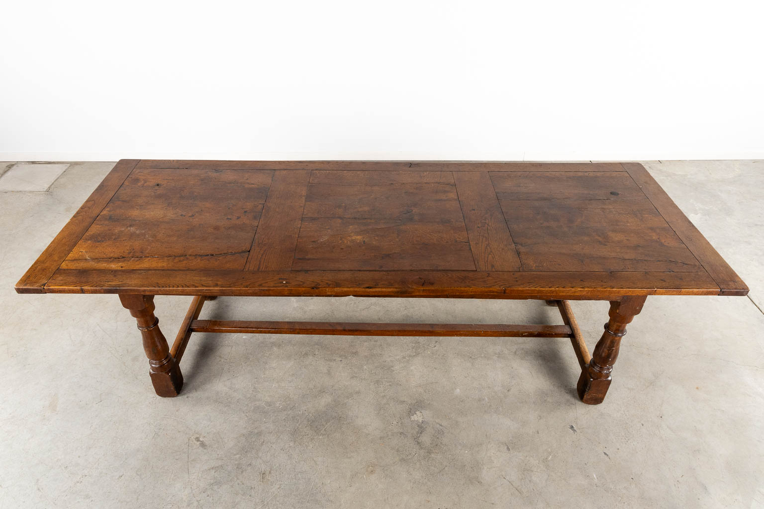 Een antieke tafel, eik, 19de eeuw. (L:91,5 x W:244 x H:74 cm)