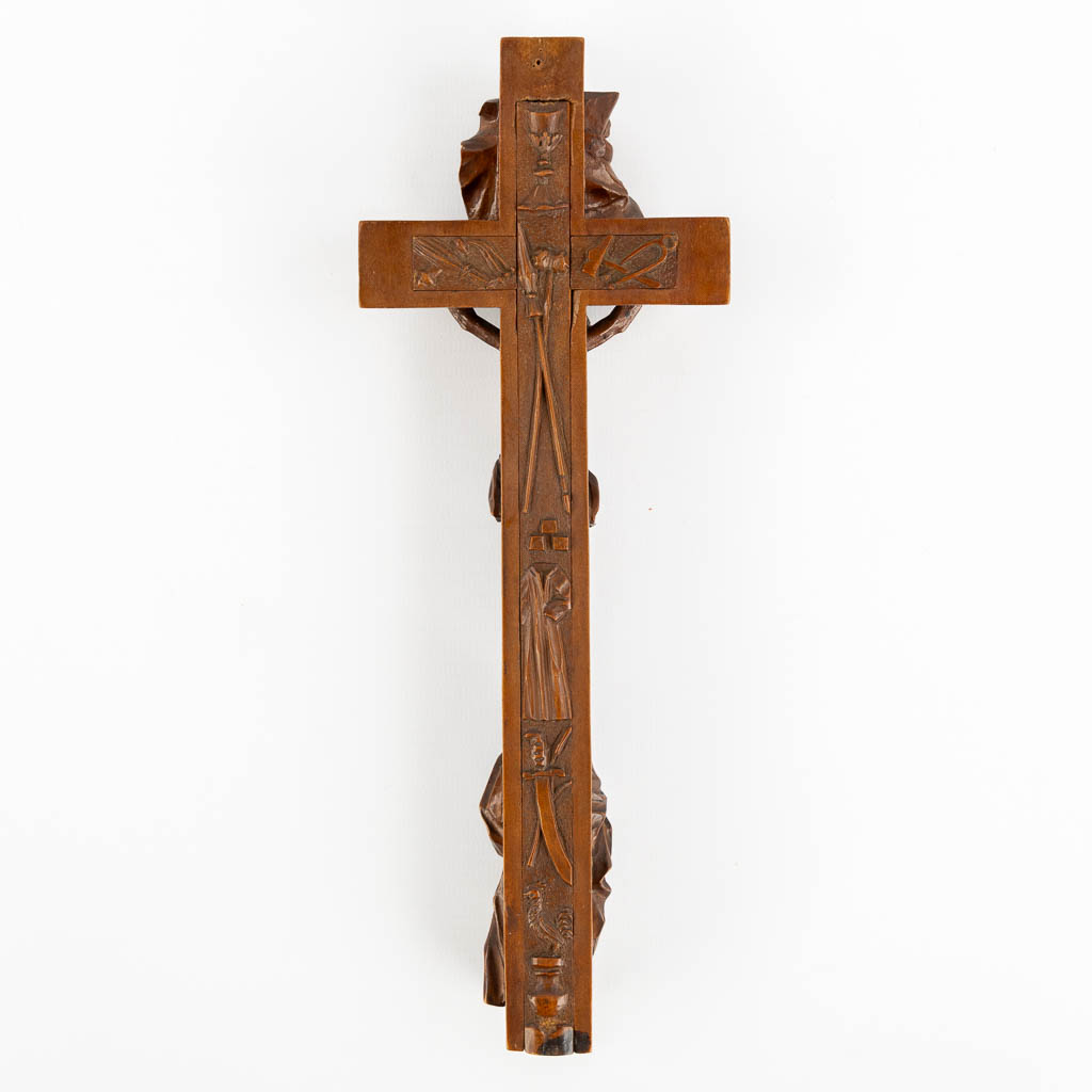 A very finely sculptured crucifix with 12 relics. 19th C. (L:3 x W:9,5 x H:26,5 cm)