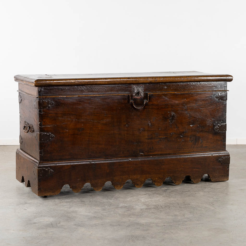 An antique chest, walnut, 17th/18th C. (L:68,5 x W:178 x H:93 cm)