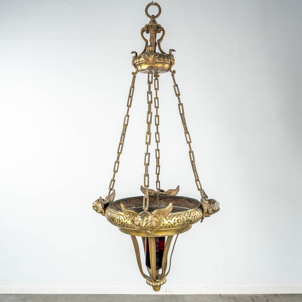 Een antiek bronzen 'Eeuwig licht' afgewerkt met engelen'. 19de eeuw. (H:115 x D:55 cm)