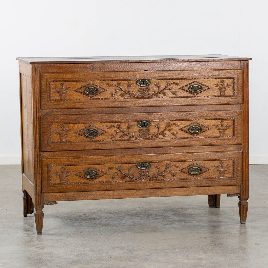 Een commode met 3 lades in Lodewijk XVI. 18de eeuw. (L:57 x W:123 x H:93 cm)