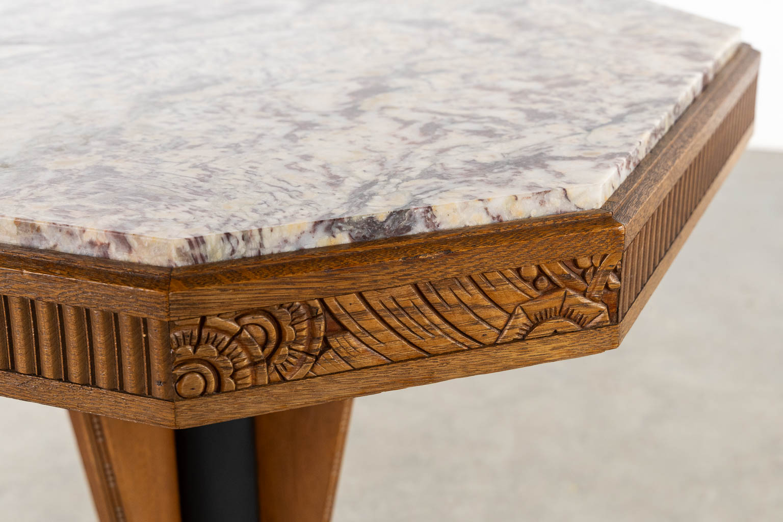 An octagonal side table with marble top, Art Deco. (L:80 x W:80 x H:73 cm)