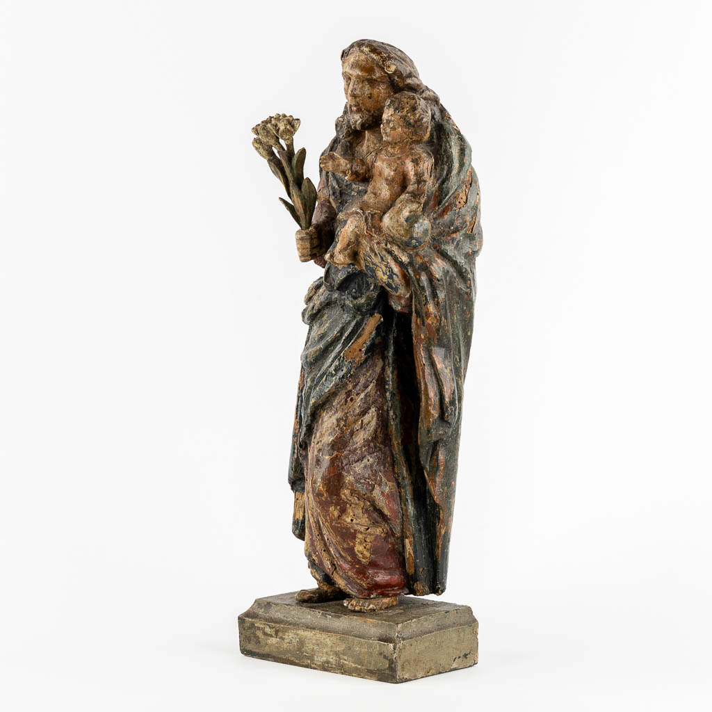 An antique wood-sculptured figurine of Saint Joseph with a Child, Flanders, 17de/18de eeuw. 