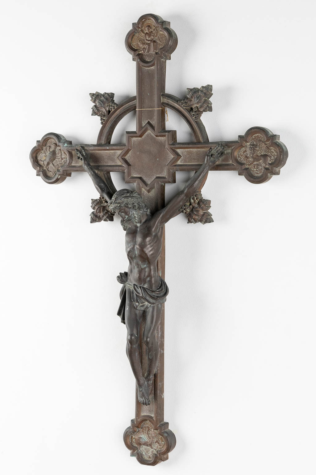 Een grote Crucifix met afbeeldingen van de 4 evangelisten, repousse koper op hout. (W:57 x H:90 cm)