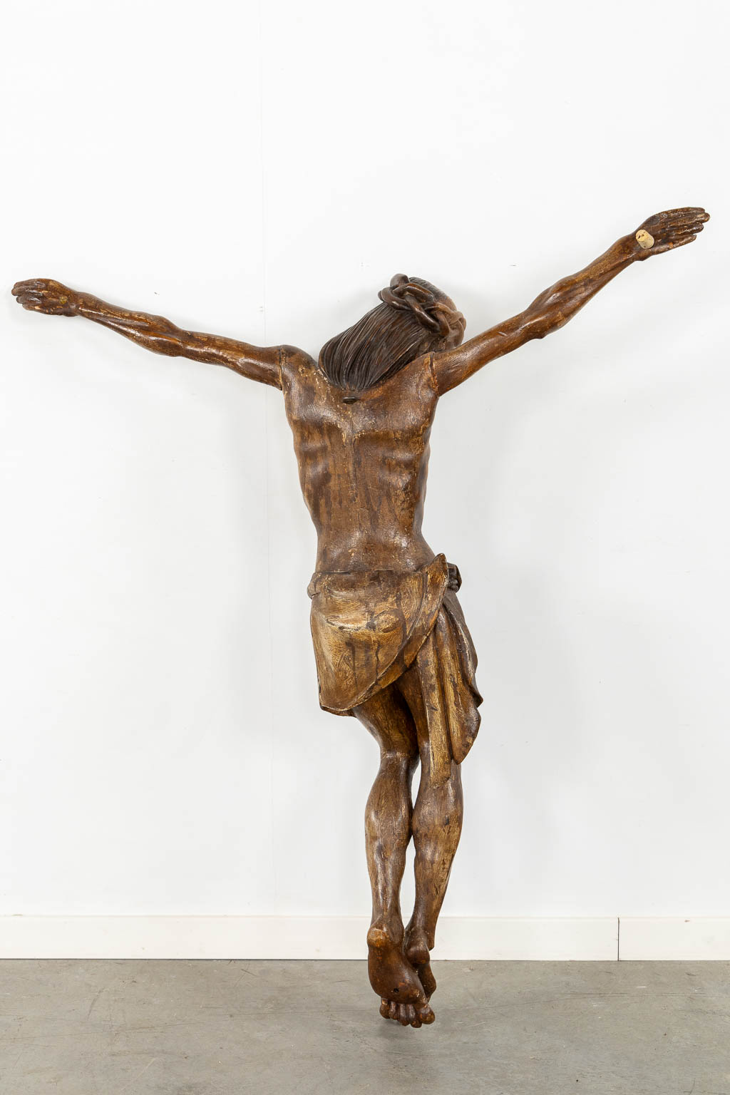 Een grote, houtgesculpteerde Corpus Christi, 19de eeuw. (W:102 x H:115 cm)