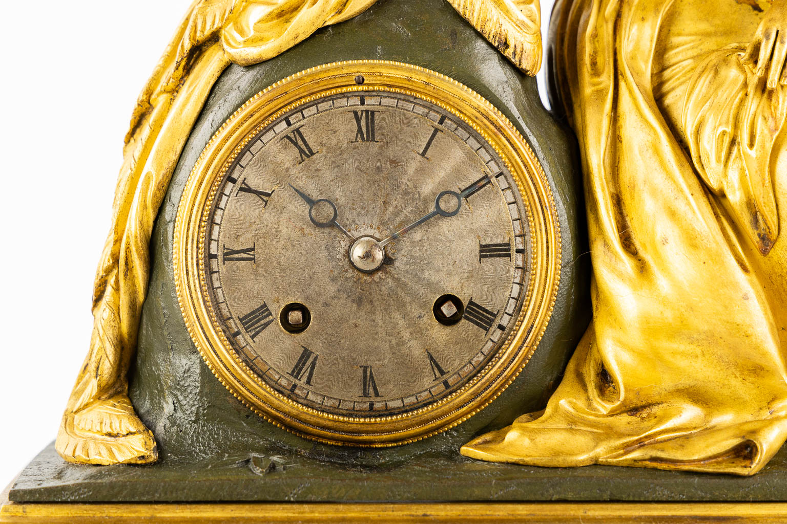 A mantle clock with a resting lady, gilt bronze. France, 19th C. (L:13 x W:38 x H:43 cm)