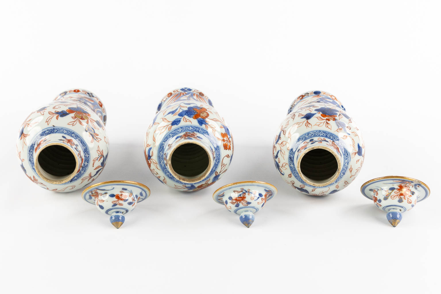 Three Chinese Imari style vases with a lid and floral decor, Kangxi. (H:27 x D:11 cm)