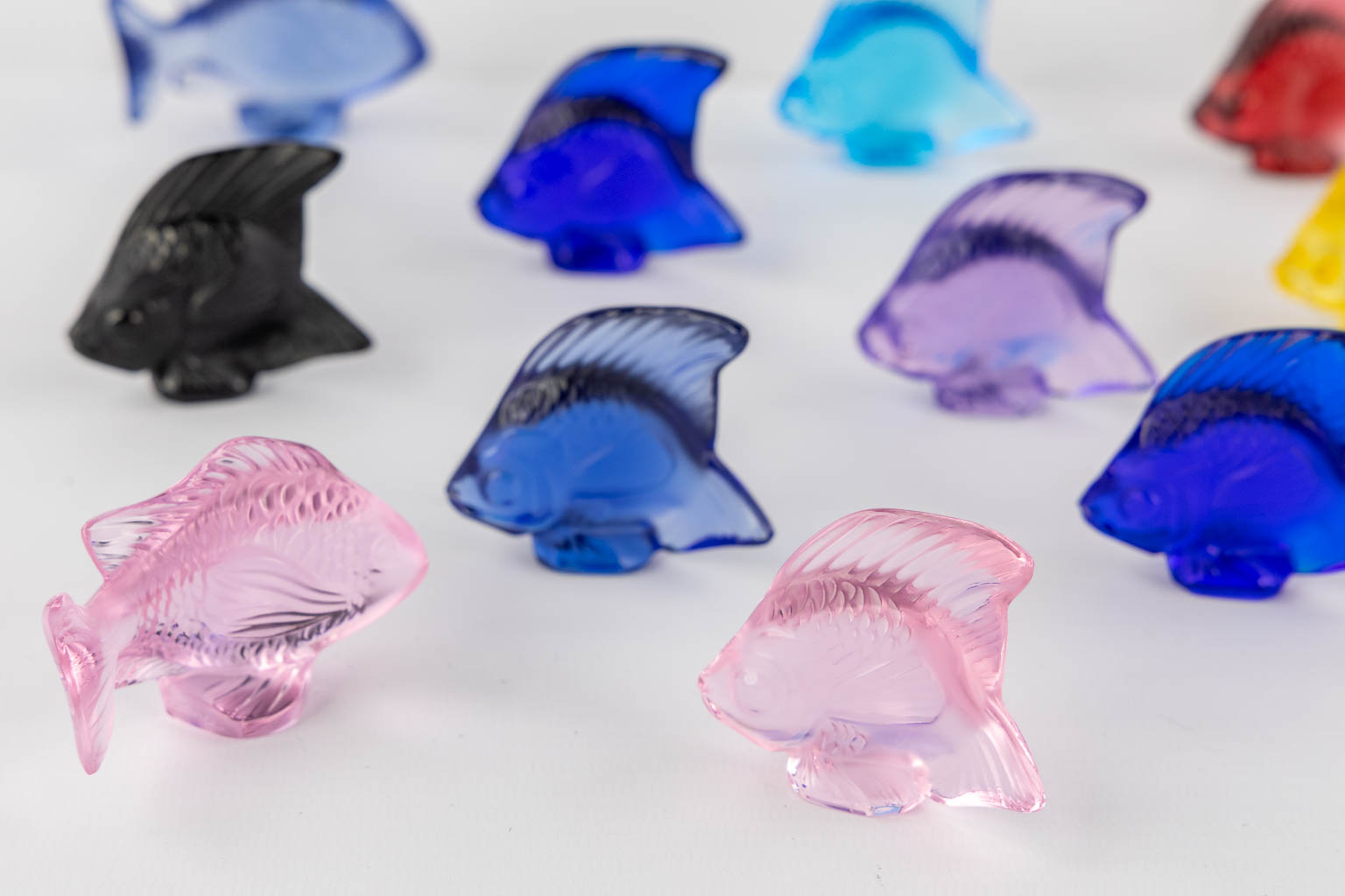 Lalique France, a large collection of 36 crystal fish. (L:4 x W:7 x H:4,5 cm)