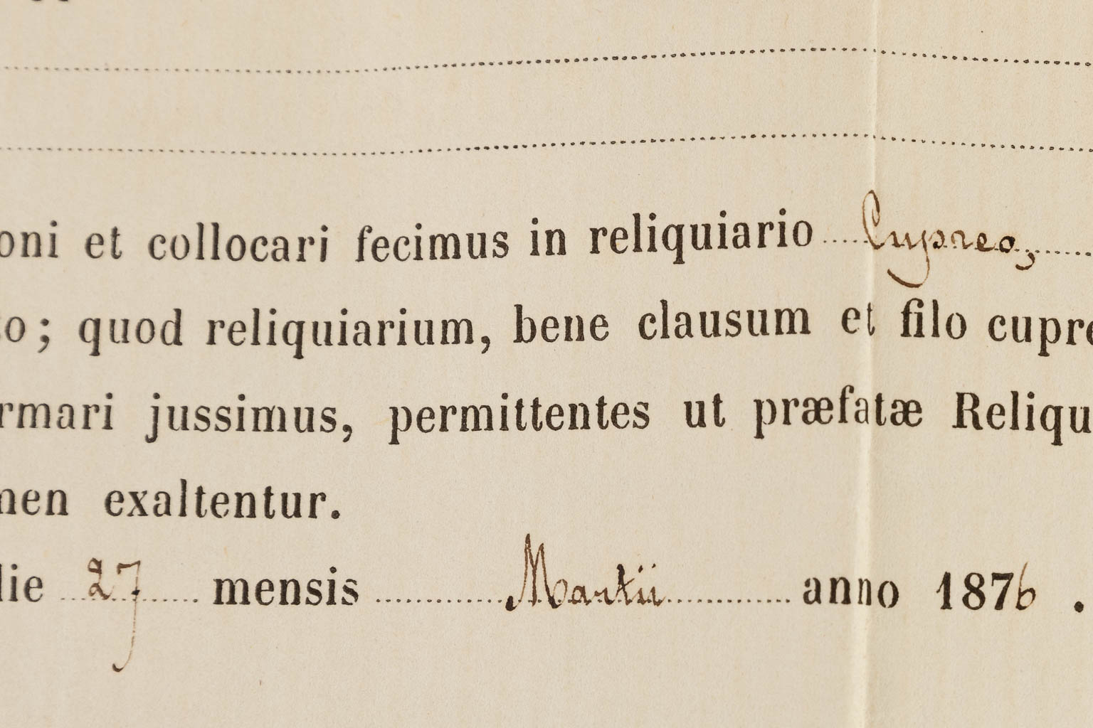 Een verzegelde theca met relikwie Ex Ossibus Sancti Anacleti Papae, Paus Anacletus. (D: 3,6 cm)