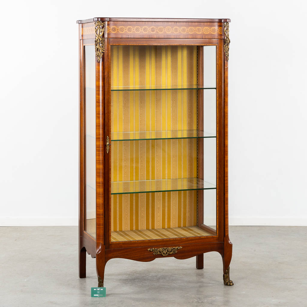 A quality display cabinet, Louis XVI style, circa 1920. (L:50 x W:85 x H:160 cm)