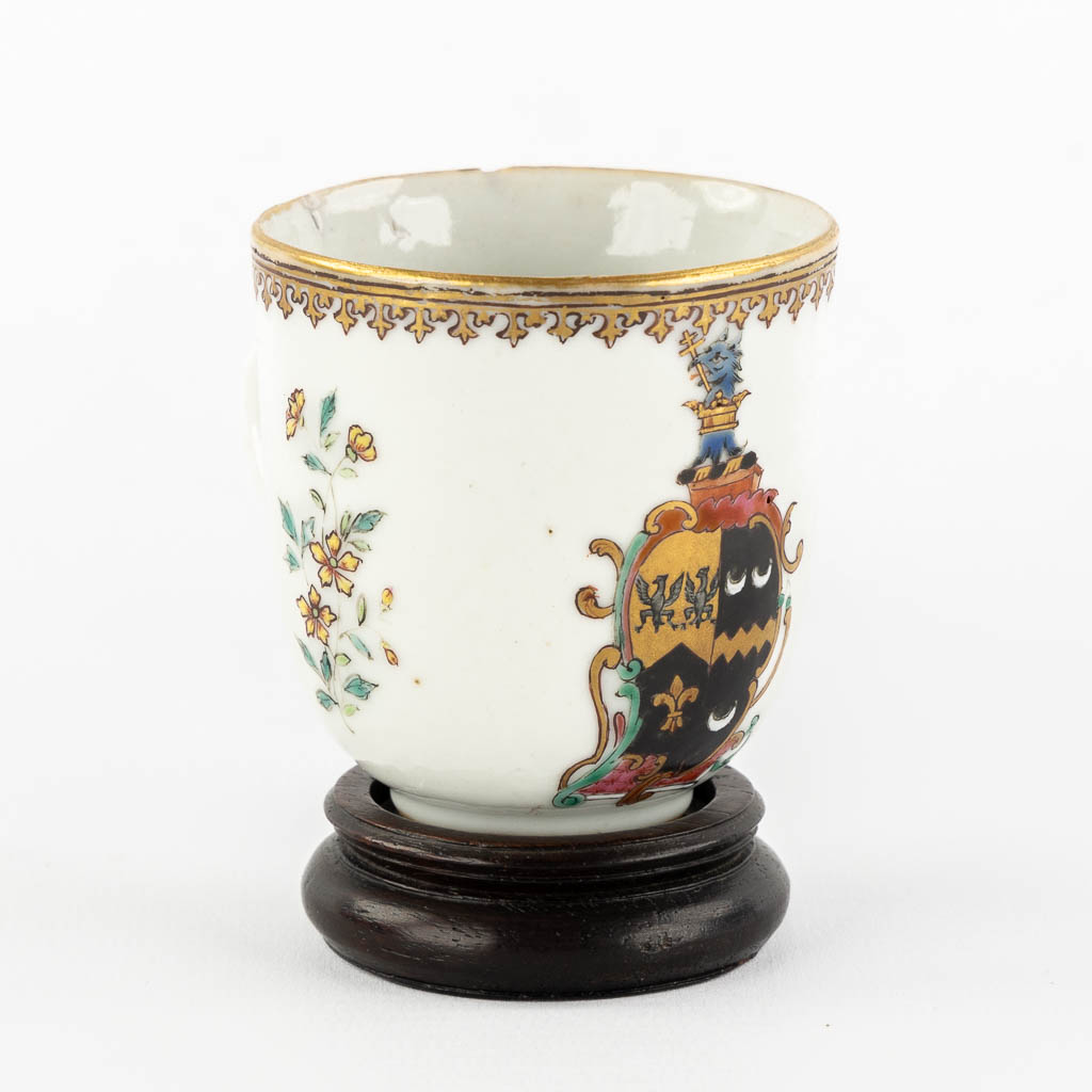 A Chinese export porcelain cup with a heraldic image, Qianlong. (L:6 x W:8,6 x H:6,5 cm)