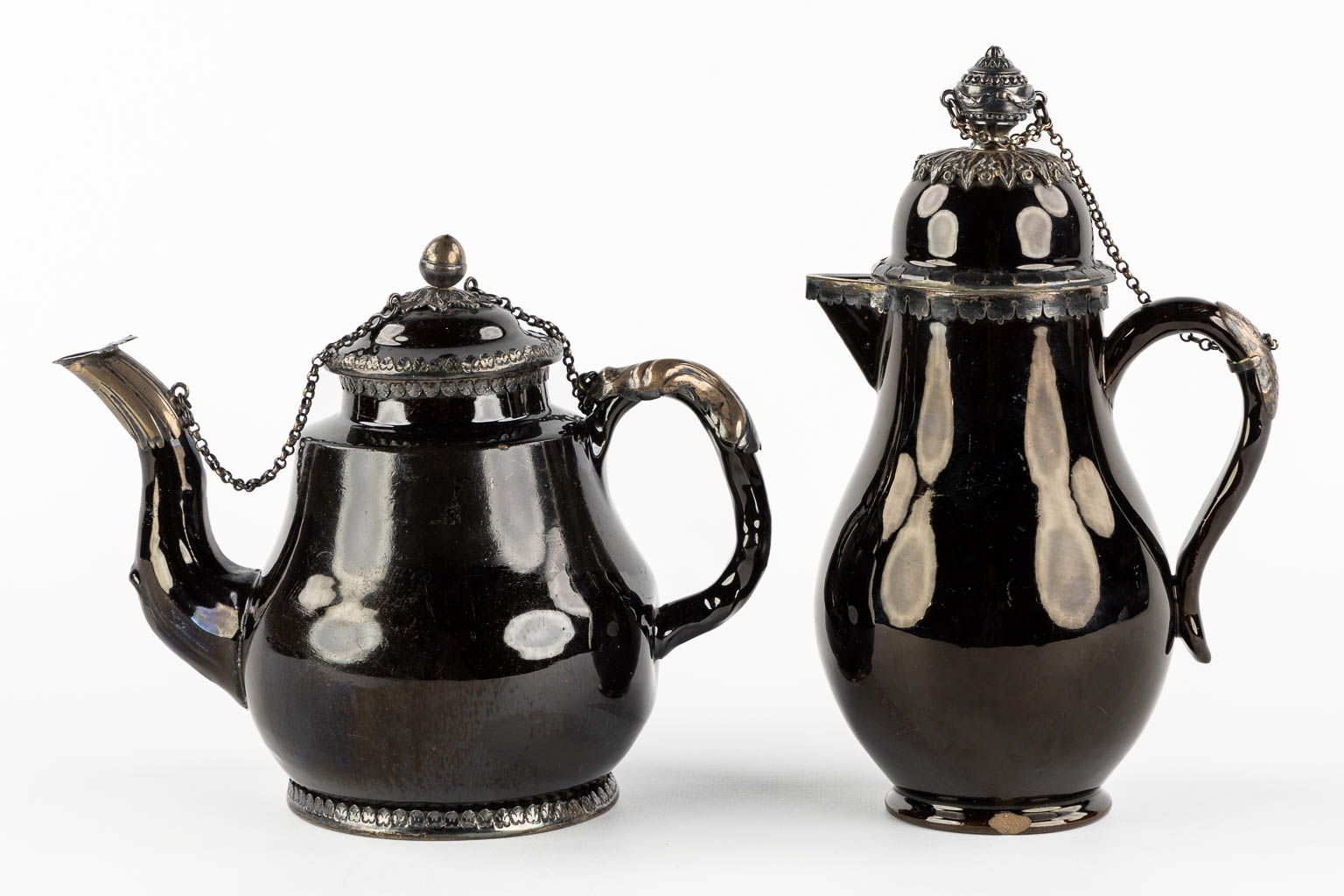 A pair of glazed faience and silver-mounted coffee and teapots, Namur, 18th C. (L:9,5 x W:13 x H:21 cm)