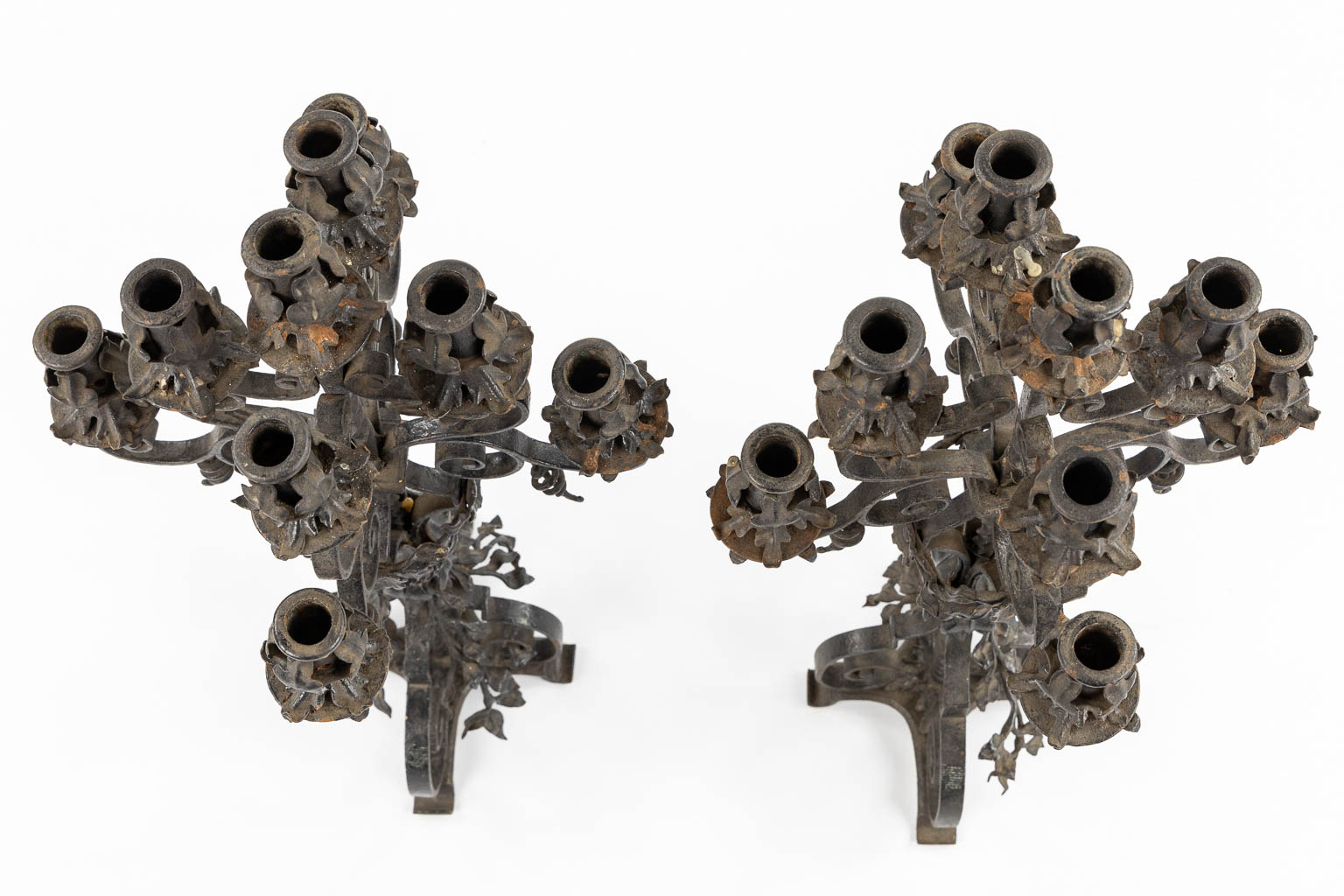 A pair of wrought-iron candelabra. Circa 1900. (L:31 x W:31 x H:57 cm)