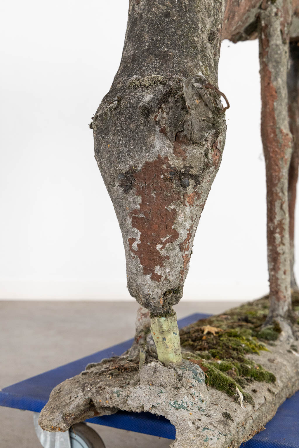 An exceptional and decorative pair of deer, concrete, circa 1920. (L:40 x W:130 x H:140 cm)