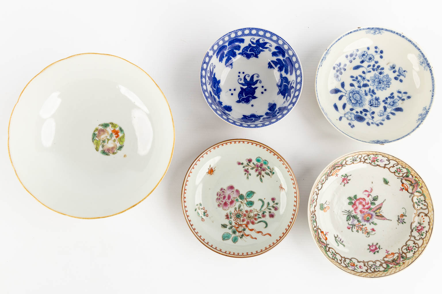 Een collectie Chinees en Japans porselein, Imari, Blauw-wit en Famille Rose. (D:23,5 cm)