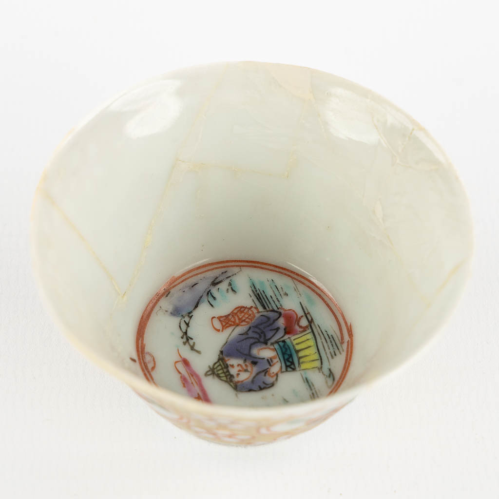 Six cups and saucers, Chinese Eggshell porcelain, Yongzheng period. (H:5,5 x D:3,5 cm)