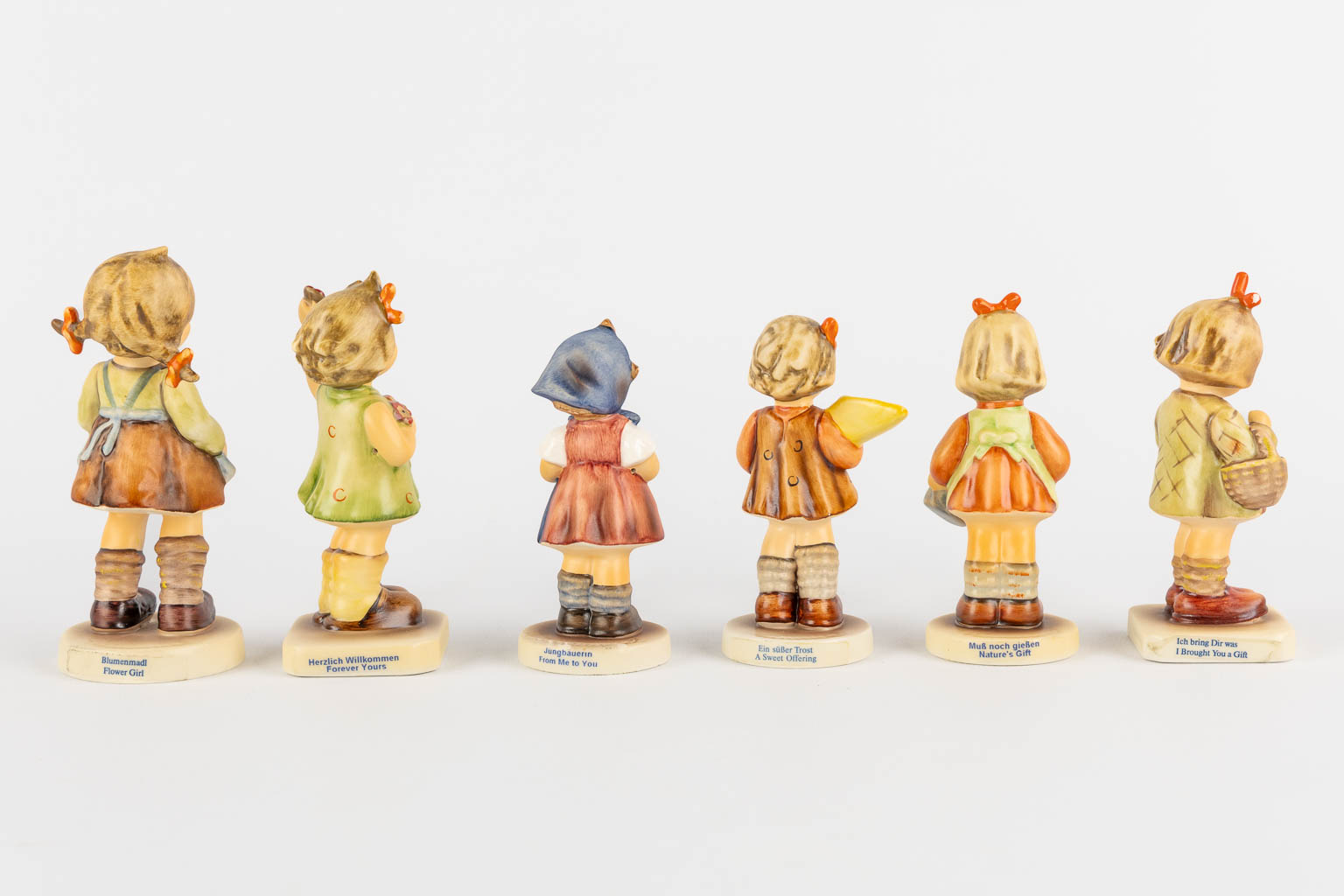 Hummel, a collection of 20 figurines, one made of glass. Added a catalog. (H:17 cm)