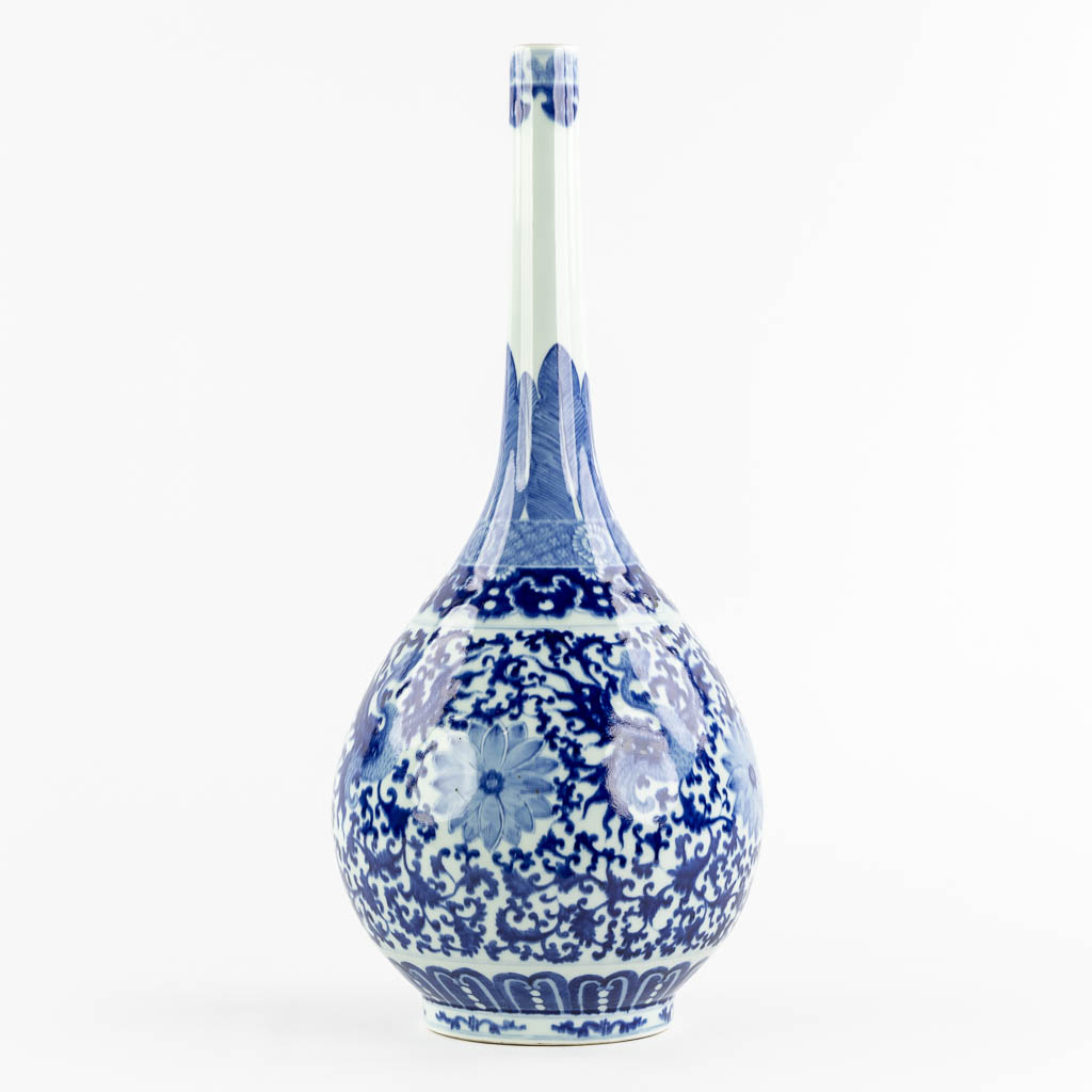 A large Chinese vase, blue-white with a floral decor. (H:61 x D:24 cm)