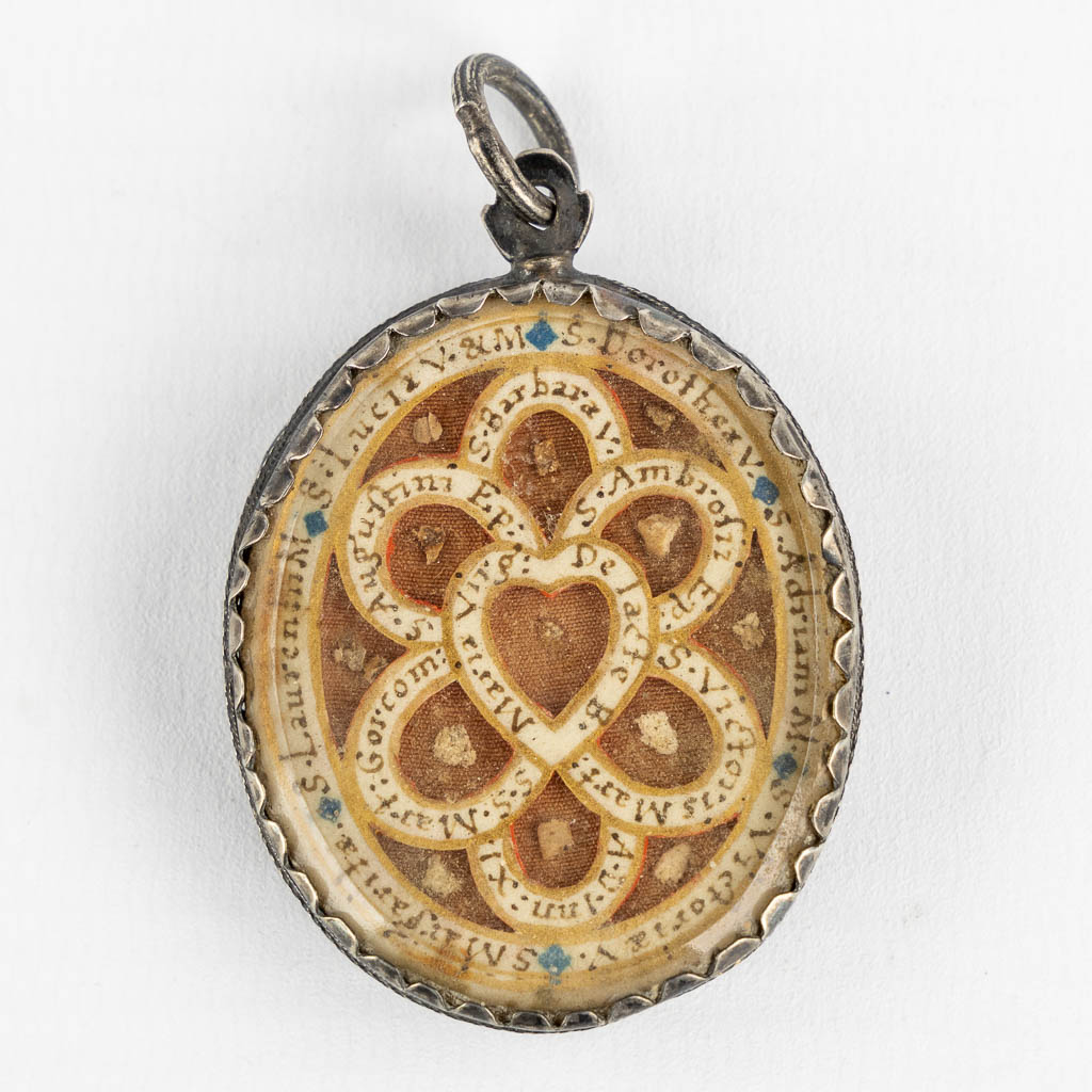 A reliquary pendant with 13 relics, silver, 18th C. (W:4 x H:5,5 cm)