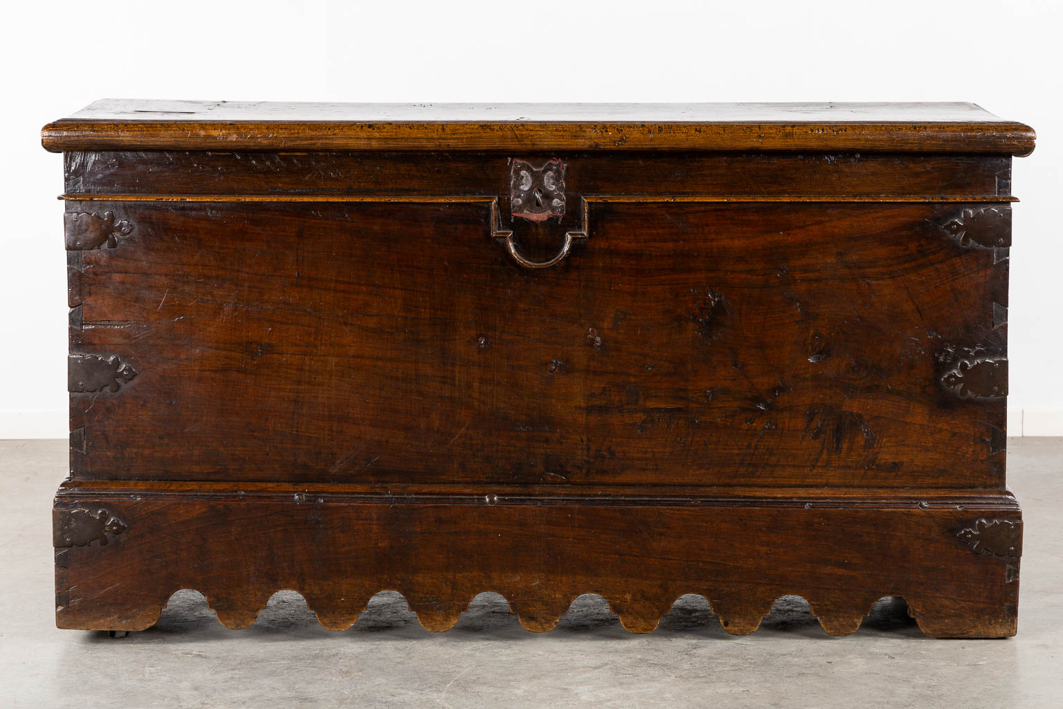 An antique chest, walnut, 17th/18th C. (L:68,5 x W:178 x H:93 cm)