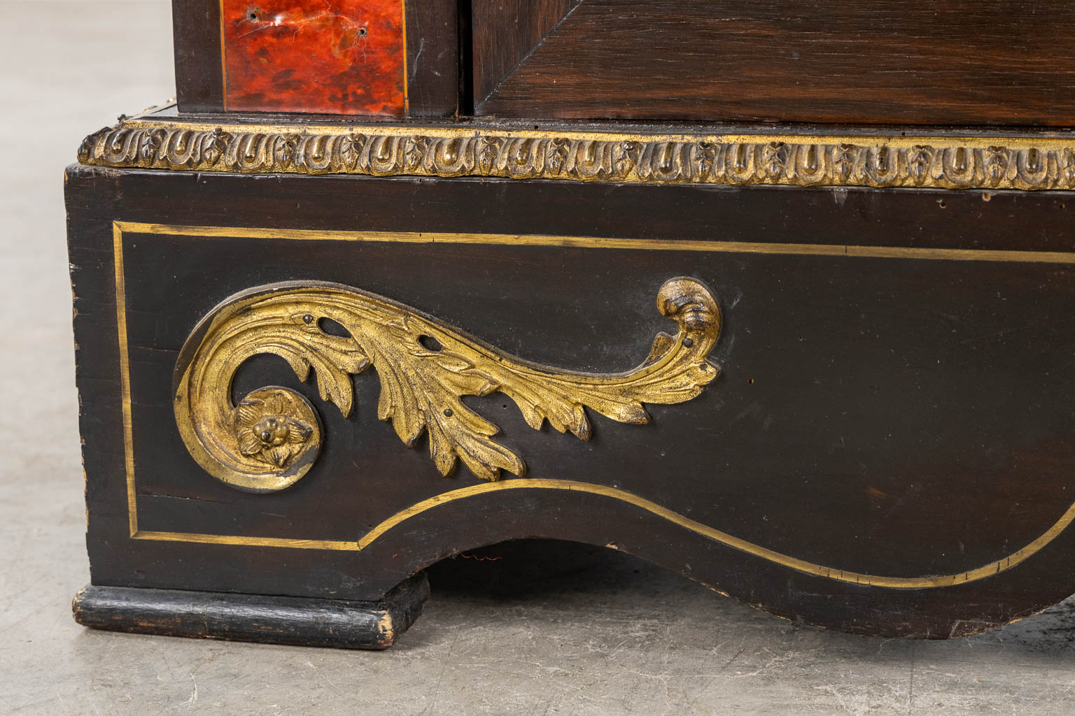 A low display cabinet, mounted with bronze putti, Boulle, Napoleon 3. 19th C. (L:36 x W:83 x H:109 cm)