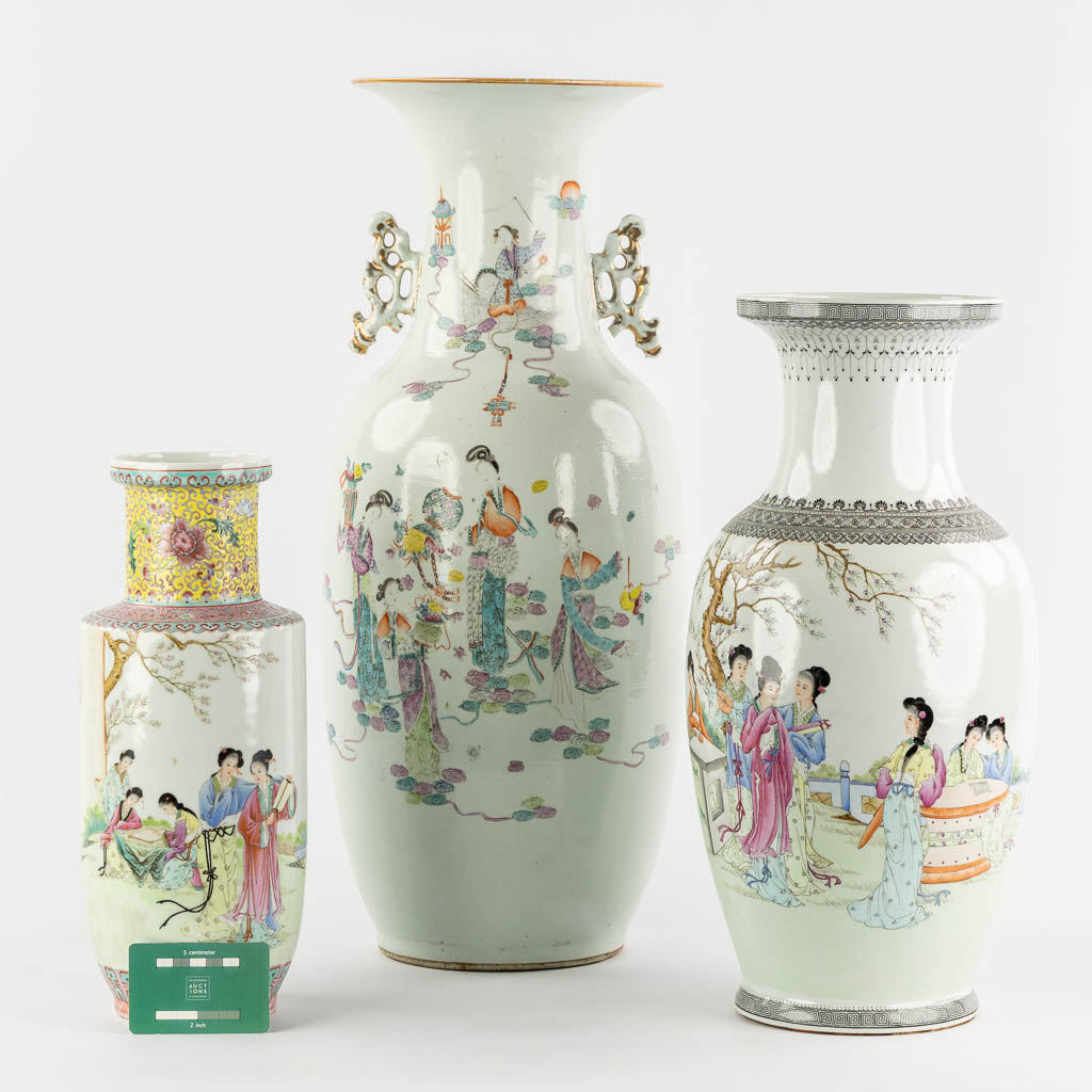 Drie Chinese vazen met decor van dames. (H:58 x D:23 cm)