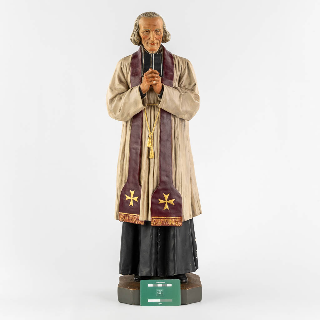 Johannes Maria Vianney, Priester van Ars, polychroom gips. (L:17,5 x W:18,5 x H:62 cm)