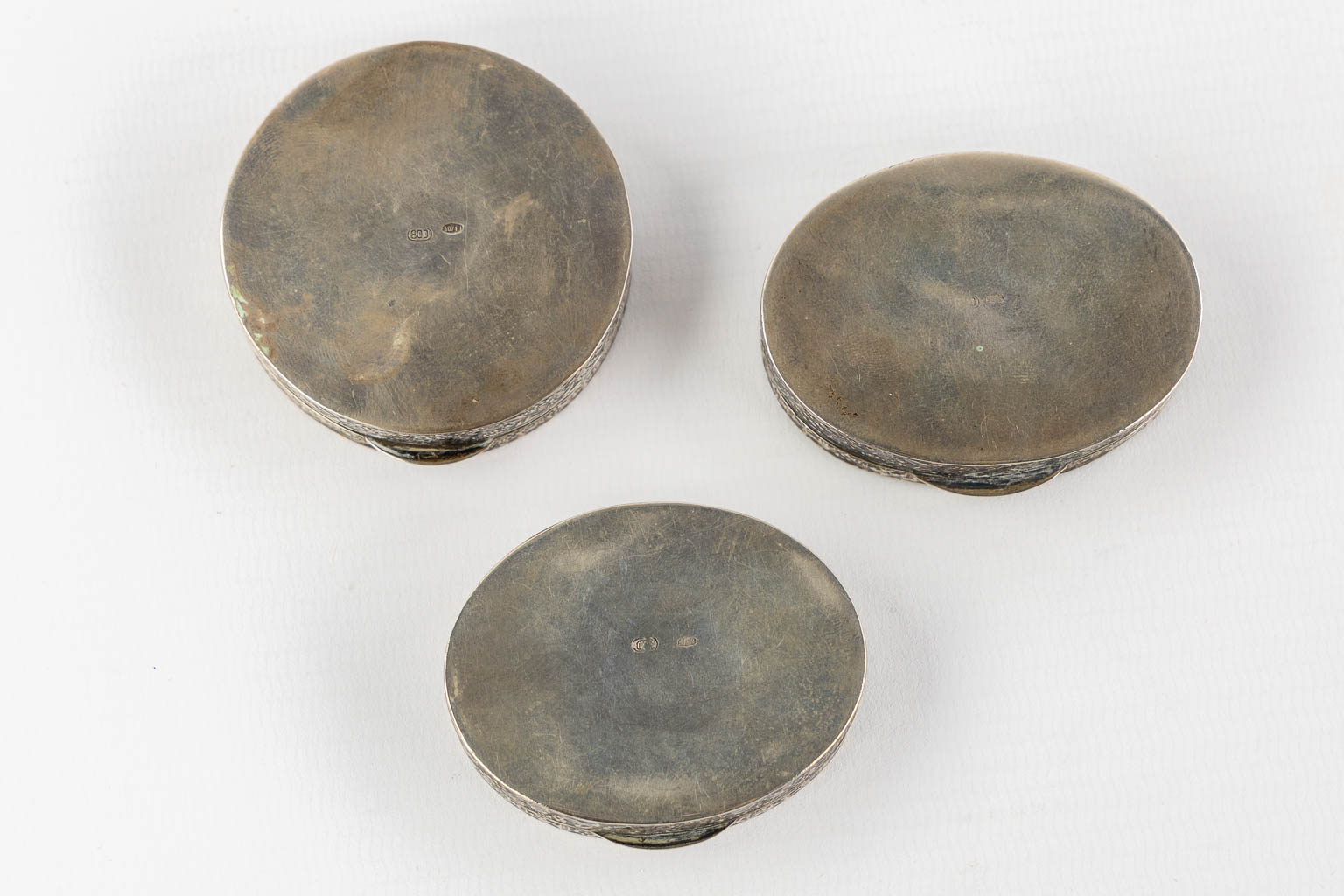 Three silver trinklet or pill boxes. 87g. 800/1000. (D:5,2 cm)